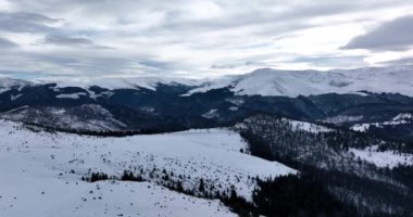 Peri masallarındaki dağ manzarasından. Alp karlarıyla kaplı. Ocak 2022 'de Romanya' da güneşli bir günde yüksek kaliteli DJI Maviç 35,1k ve 4k 'lık görüntüler çekildi.