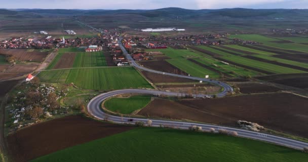 Drone Footage Curved Road Small Village Cars Passing High Quality — Stock video