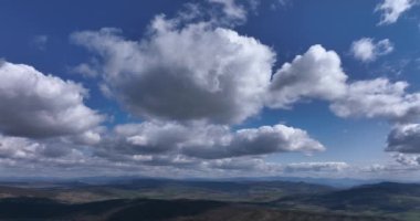Gökyüzünün gökyüzü manzarası, yazın güzel büyük bulutlar. Yüksek kaliteli 5.1k DJI Maviç Mayıs 2022 'de Güney Romanya' da 34k 'lık bir çekim