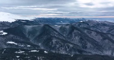 Uçan bir dron tarafından çekilen karlı dağ zirvelerindeki güzel manzara. Ocak 2022 'de Romanya' da güneşli bir günde yüksek kaliteli DJI Maviç 35,1k ve 4k 'lık görüntüler çekildi.