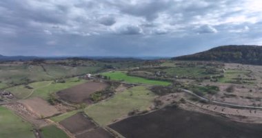 Bir saman tarlasının, buğday tarlasının hava görüntüleri. Güzel, dinamik bir manzara. Yüksek kaliteli 5.1k DJI Maviç Mayıs 2022 'de Güney Romanya' da 34k 'lık bir çekim