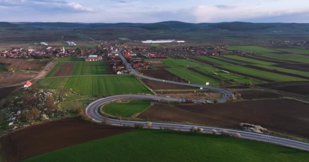 Drone Footage Curved Road Small Village Cars Passing High Quality — Stock video