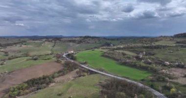 Eğri bir yolun ve kırsal bölgenin insansız hava aracı görüntüleri. Yaz görüntüleri. Yüksek kaliteli 5.1k DJI Maviç Mayıs 2022 'de Güney Romanya' da 34k 'lık bir çekim