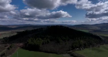 Bir saman tarlasının hava görüntüleri. Romanya Kırsal Bölgesi 'nin dinamik manzarası. Yüksek kaliteli 5.1k DJI Maviç Mayıs 2022 'de Güney Romanya' da 34k 'lık bir çekim