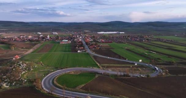 Wzrastająca Fala Powietrzna Zakładająca Ujęcie Małej Wioski Rumunii Wysokiej Jakości — Wideo stockowe