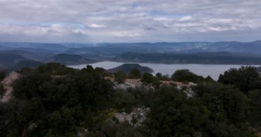 cirque de The Cirque de Moureze is located in the commune of Moureze in the department of Herault. It is close to the Lac du Salagou and the village of Villeneuvette. High quality 4k footage