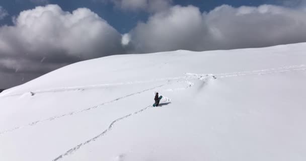 Man Climbing Snowed Hill Snowboard Directly View Cinematic High Quality — Stock video