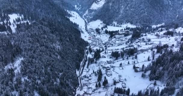 Μια Μικρή Ορεινή Πόλη Καλύπτεται Χιόνι Μια Ηλιόλουστη Χειμωνιάτικη Μέρα — Αρχείο Βίντεο