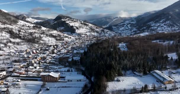 Летающий Над Заснеженным Городом Хунедоаре Зимой Панорамный Вид Высококачественный Dji — стоковое видео