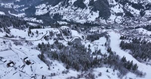 Μια Μικρή Ορεινή Πόλη Καλύπτεται Χιόνι Μια Ηλιόλουστη Χειμωνιάτικη Μέρα — Αρχείο Βίντεο