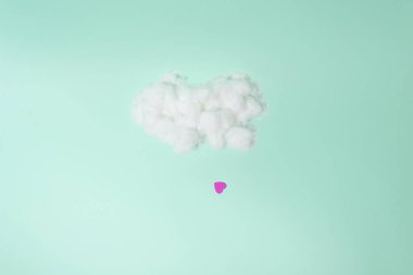 Yumuşak bulut ve kalp. Sevgililer Günü ve aşk için kavramsal pastel arka plan.