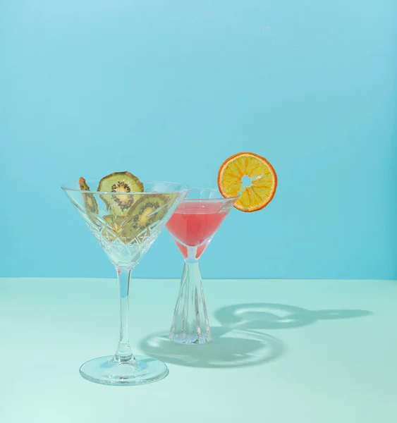 现代静止生活的概念设定 杯子里的水果和国际化的鸡尾酒 干猕猴桃 背景上有两个深蓝色 — 图库照片