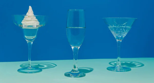 一杯香槟和奶油 背景为两种蓝色 概念设定和简约主义 — 图库照片