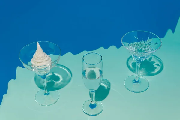 一杯香槟和奶油 背景为两种蓝色 概念设定 — 图库照片