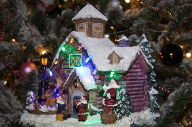 Noel süsü. Yeni yıl ışıklarının önündeki cücelerin peri masalı evi..  