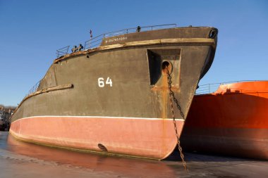 Motorlu gemi tankeri Volga Nehri 'nin durgun sularında kış otoparkına demir attı.          