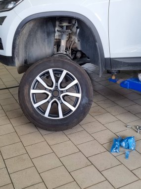 Otomobil tamirhanesi, lastik montajı, araba tekerleği değiştirme.