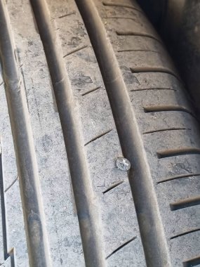 Otomobil tamirhanesi, lastik servisi, araba lastiği patlaması.