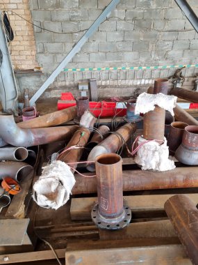 Kaynak. Rusya 'da petrol rafinerisi için ısıya dayanıklı çelik kaynaklarının ısı tedavisi.