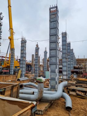 Kaynak, boru. Rusya 'da bir petrol rafinerisinde yeni bir fabrika inşa ediliyor..