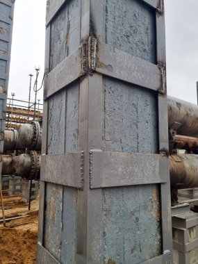 Kaynak, kaynakla dikilmiş metal yapılar. Rusya 'da bir petrol rafinerisinde yeni bir fabrika inşa ediliyor..