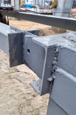 Ürün kusuru. Kusurlu detektör mühendisleri tarafından yapılan denetimden sonra kusurlu dikişler.