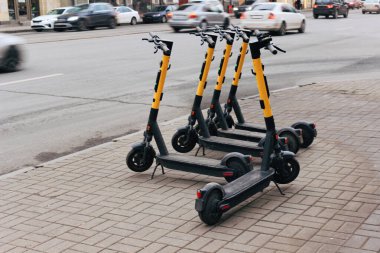 Şehrin caddesinde elektrikli scooter 'lar