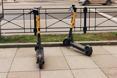 Şehrin caddesinde elektrikli scooter 'lar