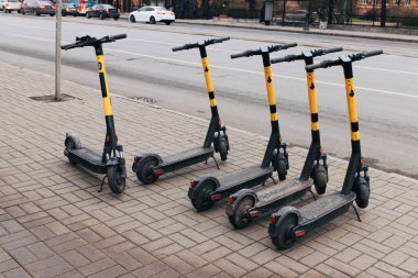 Şehrin caddesinde elektrikli scooter 'lar