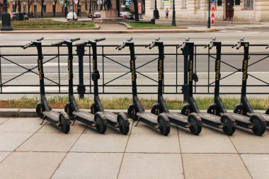 Saint Petersburg, Rusya, 122 22 2021: Şehrin sokaklarında elektrikli scooter 'lar