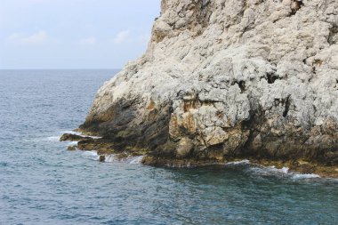 Rocky sahili ve zümrüt deniz. Tatil hayalleri