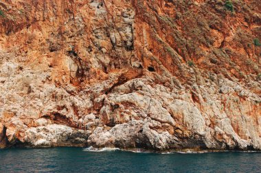 Rocky sahili ve zümrüt deniz. Tatil hayalleri
