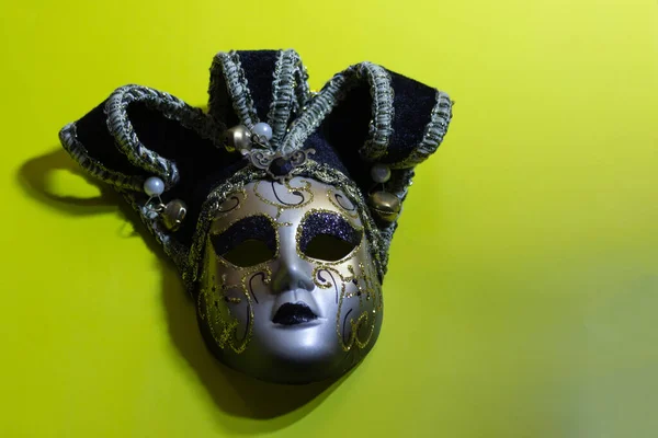 Theatrale Venetiaanse Masker Een Gele Achtergrond — Stockfoto