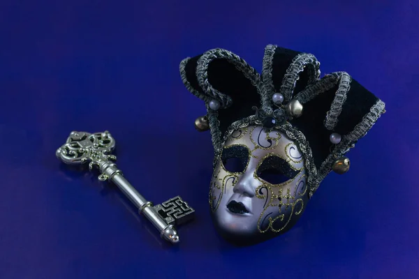 Venetiaanse Theatrale Masker Patroon Sleutel Een Blauwe Achtergrond — Stockfoto