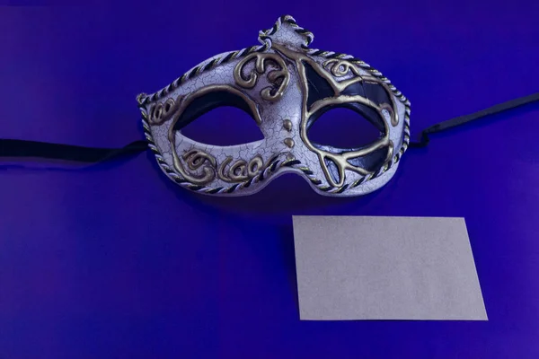 Theatraal Masker Een Papieren Enveloppe Een Blauwe Achtergrond — Stockfoto