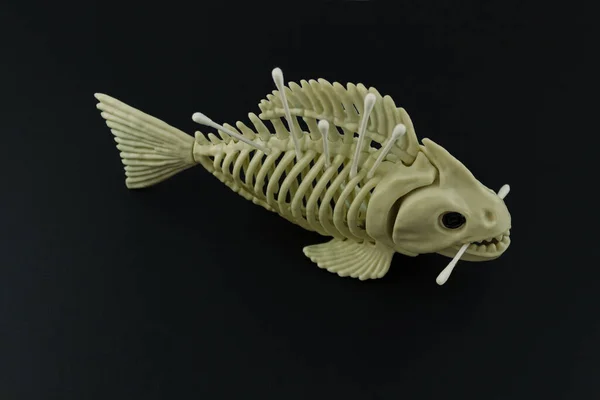 Esqueleto Pescado Hisopos Algodón Plástico Concepto Contaminación Oceánica — Foto de Stock
