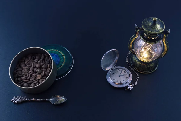 Koffiebonen Een Ronde Metalen Pot Een Theelepel Een Zakhorloge Een — Stockfoto