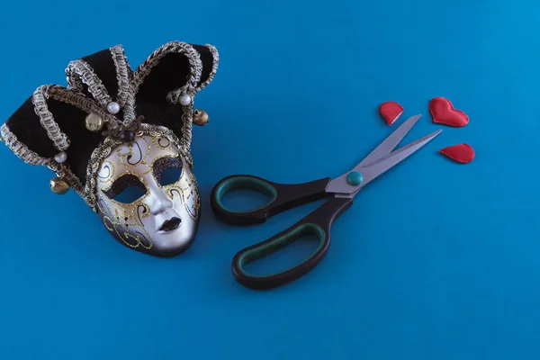 Venetiaanse Carnaval Masker Schaar Rode Harten Een Blauwe Achtergrond — Stockfoto