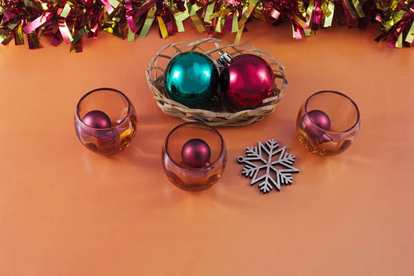 Цветные Рождественские Шары Плетеной Корзине Очках Оранжевом Фоне — стоковое фото