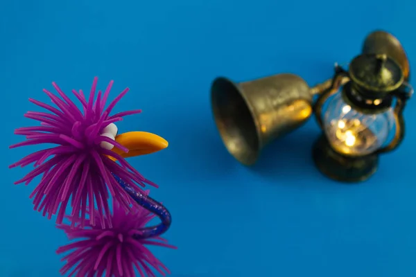 Een Vreemde Shaggy Paarse Vogel Voorgrond Een Wazig Bronzen Kopje — Stockfoto