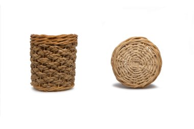 El yapımı ahşap sepet ve kırpma yolu ile beyaz arkaplan 