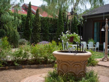 Çiçek bahçesi olan eski bir çeşme