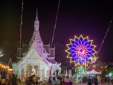 Tapınakta çiçek aranjmanı 