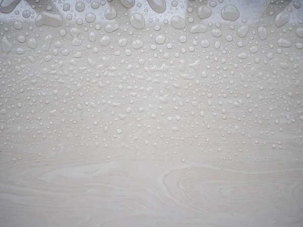 白いタイル張りの床に水滴が — ストック写真