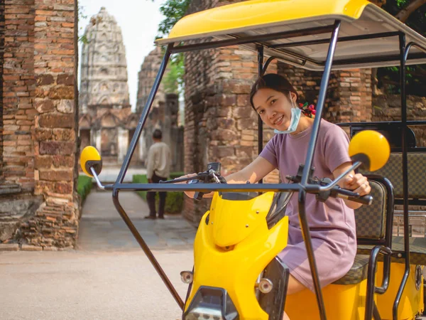 Donna Vestita Viola Auto Elettrica Vecchio Tempio Sukhothai Thailandia Nel — Foto Stock