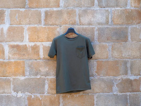 黒を基調としたグリーンのTシャツ — ストック写真