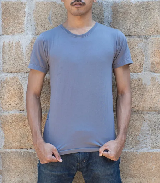 A man wearing a gray t-shirt
