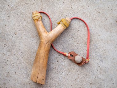 Tahtadan yapılmış bir mancınık ve kilden bir top.