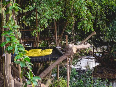 Nature Park, Wong Thong, Pitsanulok, Tayland adlı kafede doğal atmosferi olan balkondan yapılmış balkon..
