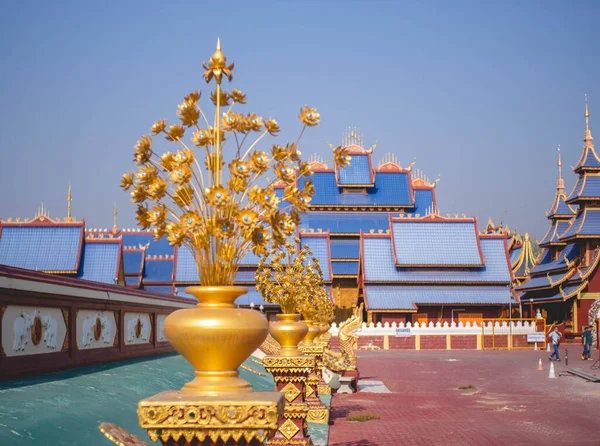 2021年2月26日在泰国苏霍泰的Thungsaliam 一座名为 Wat Pipat Mongkol Golden Buddha Building 的庙宇里 金黄色的铁花束 — 图库照片